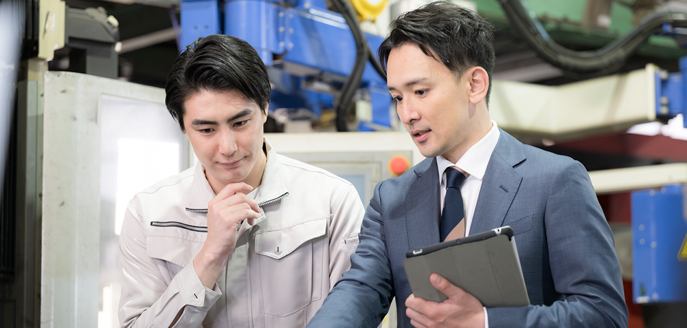製造現場で作業するスタッフ